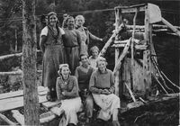 Gamle taubana på Karthaugane i 1938. Sitjande frå venstre Brynhild, Ingeborg L., Hildur, Orlaug Eldervik. Ståande frå venstre, Aslaug, Gunhild og Astrid.