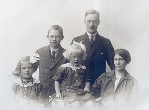 Saamund Bergland med familie.jpeg