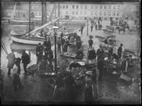 Fiskehandel i Sadelmakerhullet. Foto: Narve Skarpmoen/Nasjonalbiblioteket (1900).