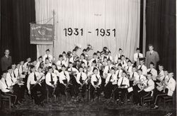 Sagdalen skoles guttemusikkorps 20-årsjubileum 1951. Dirigentene Edmund Henke og Kjell Thon.