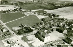 På dette luftfotoet fra 1939 ser vi Skolebua helt i nedre bildekant. Foto MiA.
