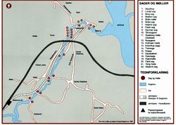 Dette skjematiske kartet viser sager og møller ved Sagelva på 1850-tallet. Young står her som eier av følgende sager og møller: 7. Høybro sag på elvas østside der Strømmen Trævarefabrik ble etablert på vestsiden i 1884. 15. Tversaga nedenfor Tårnsagene. 21. Young mølle ved Sagelvas utløp i Nitelva, nær Skjærva.Kilde: Sagelva: med landskapet omkring gjennom fem hundre år.