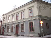 Museet holder til i Sagveien 28, oppført som apotekergård i 1870. Foto: Stig Rune Pedersen (2012)