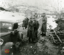 Saksenvik vegbru i Rognan. Antagelig bygd av krigsfanger. På bildet Bjørnsli i midten og Stormo til venstre. Kilde Vegmuseet.