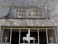 4. Sam Eyde gravmausoleum Borre kirkegård 2013 detalj.jpg
