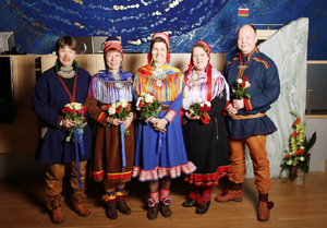 Sametingsrådet 2013–2016 Foto Kenneth Hætta, Sametinget, 1610.2013.png