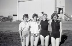 Samfundsbygningens vestside før ombyggingen, fra venstre: Brit Helgesen Kolstoe, Kari Eriksen, Anne Marie Mathisen, Lisbeth Berg etter å ha tatt sølvmerket i turn. Strømmen brannstasjon til venstre. I bakgrunnen Skedsmo Rådhus fra 1957. Foto Julie Kværne.