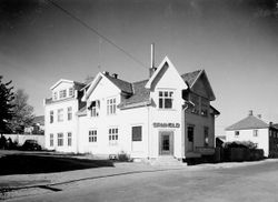 Avisa Samholds gård, på hjørnet av Trondhjemsvegen og Ibsens gate. Foto: Nelly Westby Knutsen (1948)