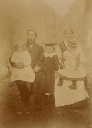 Samson Sande med familie.jpeg