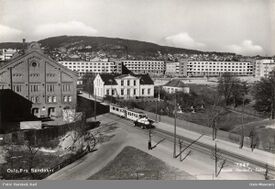 Til venstre: Bjølsen Valsemølle, i midten Sandakerbakken med Thor Olsens stiftelse. I bakgrunnen Folkvang boligselskap Foto: Oslo byarkiv (ant 1937).