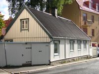En av de få gjenværende arbeiderboligene som fortsatt står i Sandakerveien. Foto: Siri Tidemann-Andersen (2003)