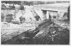 Hest trekker tom sandvogn på smalsporede jernbane. Før 1920. Foto: Skedsmo hstorielags samlinger.