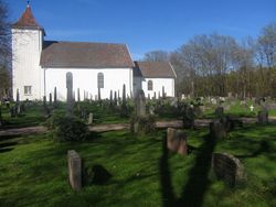 Sande kirke og kirkegård, som ligger like ved kommunelokalet. Foto: Stig Rune Pedersen (2012).