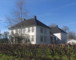 Sande kommunelokale. Dette er bygdas kultur- og samfunnshus, og kommunestyret holder møtene sine her. Foto: Stig Rune Pedersen (2012).