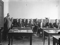 Klasserom med bestyrer og lærer Elieser Andersen til venstre - 1917