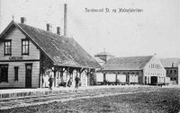 Sandesund stasjon på vestre linje. Bygning revet i 2006. Foto: Nils Tomte/Tune historielag (1910).