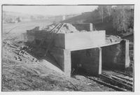 Sandharpa ved Leirsund etter brannen 22.04.1949. Sporet hvor sanda ble lastet på normalsporet jernbane sees under fundamentet.Foto: Egil Garder.