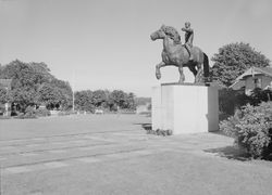 Rytterstatuen Frihet og liv er ett i Rådhusparken, utført i 1947 av Arnold Haukeland, avduket i 1953. Foto: Jac Brun/Nasjonalbiblioteket (1956).