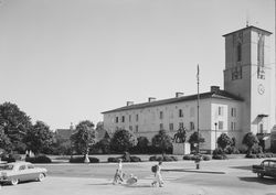 Rådhusparken med rådhuset, sett mot sør. Foto: Jac Brun/Nasjonalbiblioteket (1956).