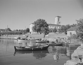 Båthavn innerst med rådhuset bak. Foto: Nasjonalbiblioteket (1950).