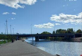 Sandvika bro fra 1965 tar Drammensveien (E18) over elva rett nedenfor Sandvika sentrum. Foto: Pål Giørtz (2023).