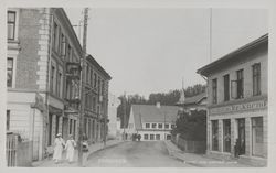 Fra Sandvika, jernbanestasjonen fra 1919, revet i 1993 og Løkkeåsen i bakgrunnen. Foto: Carl Normann/Nasjonalbiblioteket
