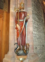 Statue av St. Olav inne i Magnuskatedralen, ei gåve fra Den norske kirke i 1937. Foto: Stig Rune Pedersen