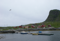 17. Sanna Sande Træna 13.07.2010 flytebrygge naust.png