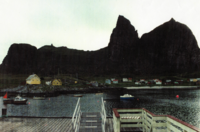 19. Sanna Sande Træna 1990-årene havn bebyggelse.png