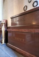 Sarkofagene til Gustav V og Victoria i Riddarholmskyrkan. Foto: Trond Nygård