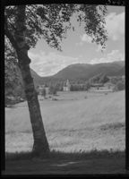 Kyrkjestaden på Sauland; stavkyrkja sto på same tomta som den nye kyrkja. Foto: Ukjend / Nasjonalbiblioteket