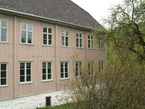 Saxegaarden sett fra sor.JPG