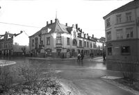 Bokhandler Richard Olsen på hjørnet av Jernbanealléen og Kongens gate hadde bokbinderi og papirlager i kjelleren. De klarte å redde noe, men store verdier gikk tapt.