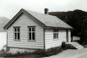 Øvrebotnen, Gaular, Sog og Fjordane. Lite kvitt skulehus mot fjordlanskap. Bygd i 1892. Registrering utført 1958-59 av Johan Schiong for Noregs Lærarlag.