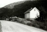 Svarthumle, Eikefjord, Flora, Sogn og Fjordane. Lite kvitt skulehus langs veg. Registrering utført 1958-59 av Johan Sciong for Noregs Lærarlag. Foto: Johan Schiong, kjelde Norsk Folkemuseum