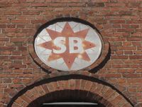 Bryggeriets logo bevart på fasade i Trondheimsveien 2. SB er bryggeriets initialer, tidligere ble CS brukt. Foto: Stig Rune Pedersen