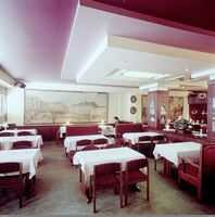 Fra restauranten med maleriet av Sigurd Fosnes fra Youngstorget i bak. Foto: Rune Aakvik/Oslo Museum (1994).
