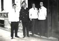 Servitører og dørvakt ved restauranten i Torggata. Foto: Oslo Museum (1940).
