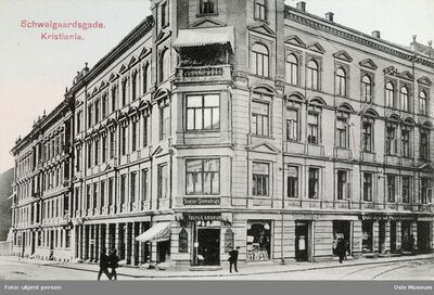 Schweigaards gate 50 i Oslo, der Agnes Belsheim både drev bokhandel og bodde med familien. Skiltet til Oslo Bog- og Papirhandel er synlig til høyre på bildet.