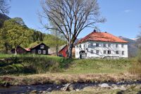 Tunet til prestegarden. Foto: Roy Olsen (2018).