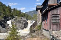 Lakshøl Bruk med Lakshølfossen. Foto: Roy Olsen (2018).