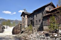 Lakshøl Bruk med Lakshølfossen. Foto: Roy Olsen (2018).