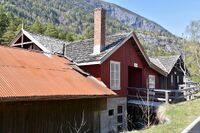 Lakshøl Bruk sett frå vegen. Foto: Roy Olsen (2018).