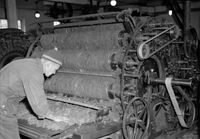 Fra produksjonen av shoddy. Foto: Fotograf Schrøder/Trøndelag Folkemuseum (1954).