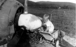 Selsomt møte mellom fly og barnevogn.