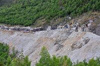 Slik såg det ut når vegbana var bygt opp for å rekke opp på kanten med boreriggen.