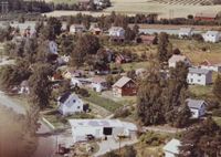 Området rundt Ivar O. Haugens byggevareforretning 1961. Foto: Widerøe Flyfoto