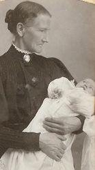 Serine Jacobsen og oldebarnet, Sønnøva Tunem, i Stavanger i 1910. Legg merke til det skrekkslagne ansiktsuttrykket til babyen. Foto: Ukjent