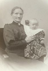 Serine Jacobsen med sitt oldebarn, Sønnøva Tunem i Stavanger, i 1911. Serine Jacobsen er her 64 år gammel. Foto: Ukjent