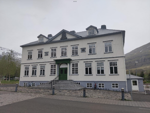 Seydisfjørdur skole Island .PNG